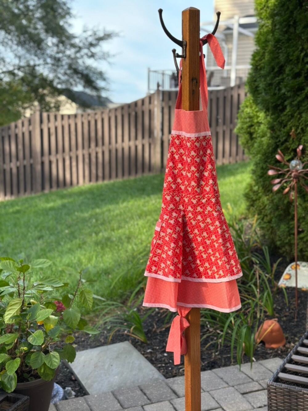 Creative Chics Floral Full Apron Red Pink Rose Print Cottagecore Retro Hostess